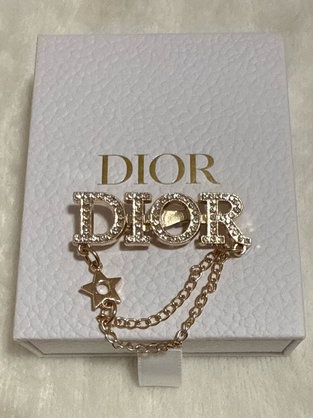 Luxurious Brooch D in Gold-tone
